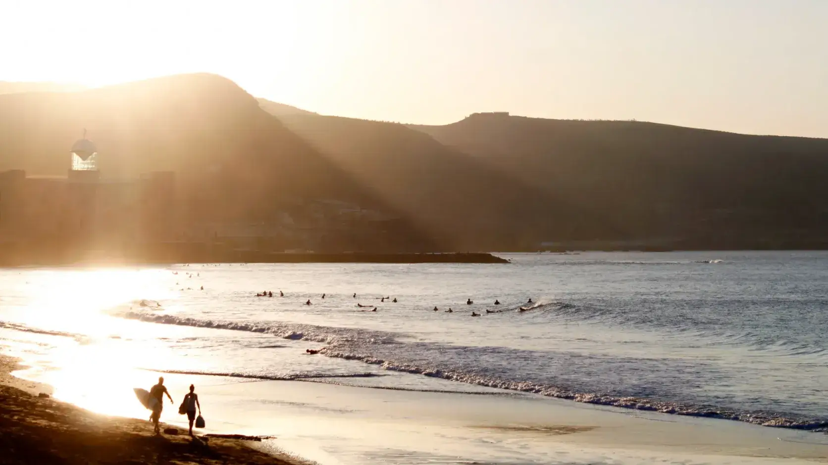 La playa de Las Canteras, uno de los grandes puntos de encuentro de Las Palmas de Gran Canaria.