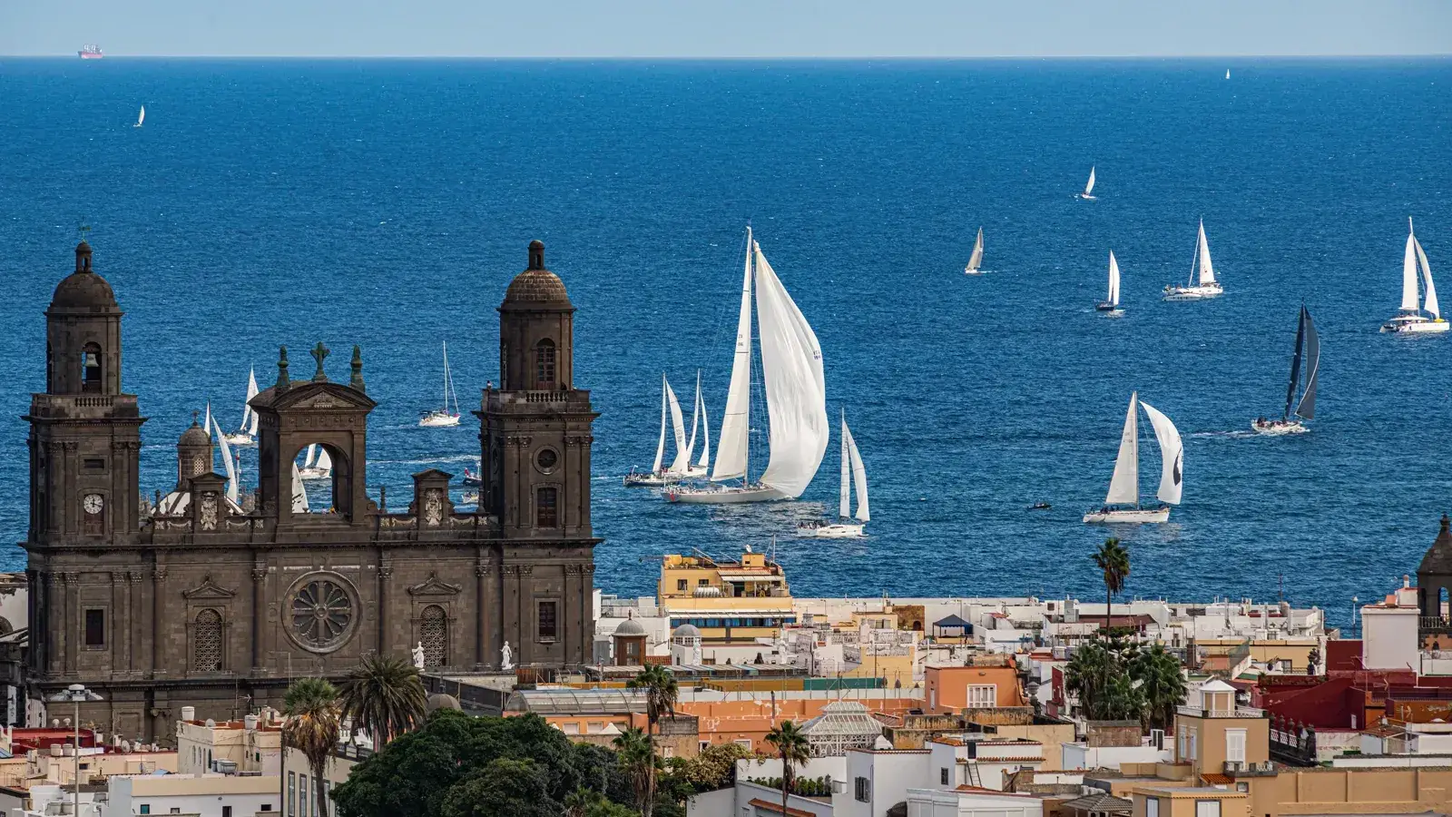 Vegueta, el barrio histórico de Las Palmas de Gran Canaria, y su playa urbana de Las Canteras.